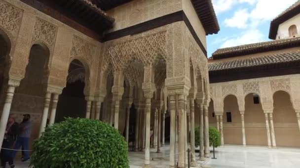 Granada, Andalusië, Spanje - 17 April 2016: Alhambra Paleis en Fort complex gelegen in Granada — Stockvideo