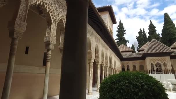 Granada, Endülüs, İspanya - 17 Nisan 2016: Alhambra palace ve Granada içinde yer alan kale karmaşık — Stok video