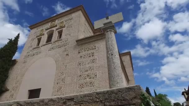 Гранада, Андалусия, Испания - 17 апреля 2016 года: Альгамбра и церковь Санта-Мария — стоковое видео