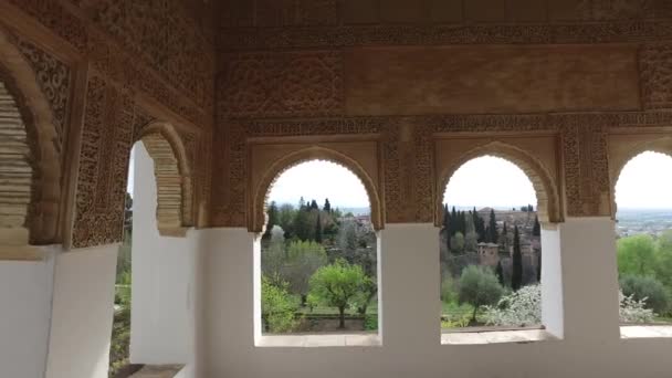 Granada, Andaluzia, Espanha - 17 de abril de 2016: vista da fortaleza de Alhambra a partir de um jardim interior — Vídeo de Stock