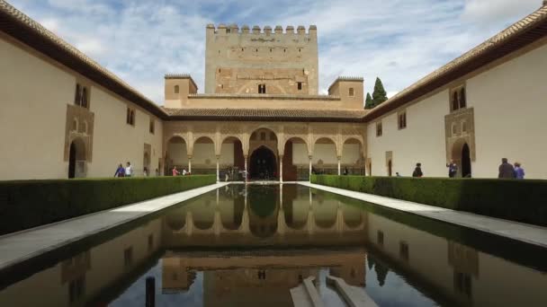 Granada, Andalusia, Spagna - 17 aprile 2016: Palazzo Alhambra e complesso fortificato situato a Granada — Video Stock