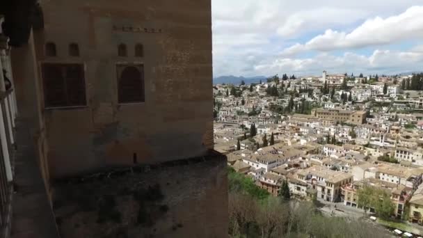 Granada, Andalucía, España - 17 de abril de 2016: Alhambra, un complejo de palacios y residencias fortaleza andaluza y vistas panorámicas de la ciudad de Granada — Vídeos de Stock