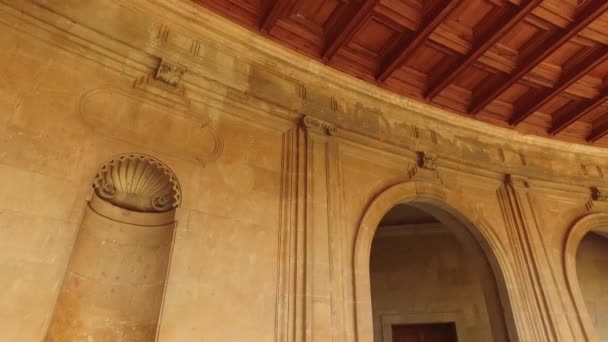 Granada, Andalucia, Spanyolország - április 17-én, 2016: Alhambra palace, v. Károly — Stock videók