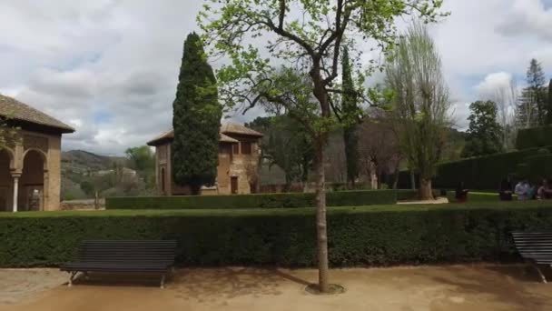 Granada, Andalucía, España - 17 de abril de 2016: Alhambra, planta árboles, jardines, estructura, edificios históricos — Vídeos de Stock