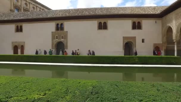 Granada, Andalucía, España - 17 de abril de 2016: Palacio de la Alhambra y complejo de fortalezas situado en Granada — Vídeo de stock