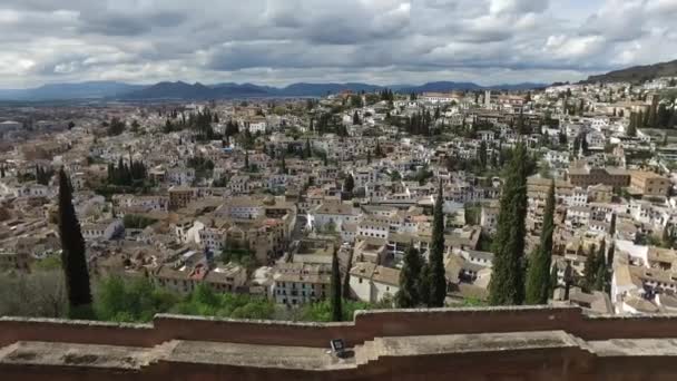 Granada, Endülüs, İspanya - 17 Nisan 2016: Alhambra, Endülüs kale saraylar ve konut kompleksi ve panoramik manzaralarını sunan Granada şehir — Stok video