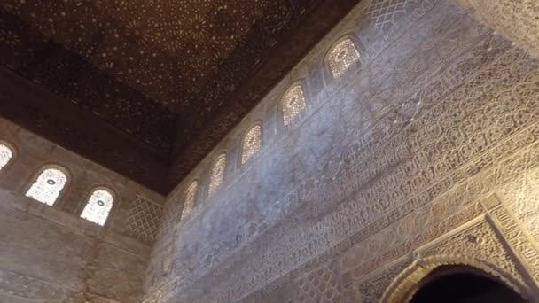 Гранада, Андалусия, Испания - 17 апреля 2016 года: дворцово-крепостной комплекс Альгамбра, расположенный в Гранаде — стоковое видео