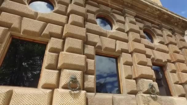 Granada, Andalucía, España - 17 de abril de 2016: Palacio Alhambra de Carlos V — Vídeo de stock