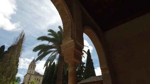 Гранада, Андалусия, Испания - 17 апреля 2016 года: Альгамбра, церковь Санта-Мария-де-ла-Альгамбра и дворец Карла V — стоковое видео