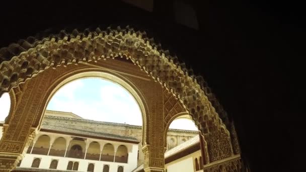 Granada, Andalusien, Spanien - 17 April 2016: Alhambra palace och fästning ligger i Granada — Stockvideo