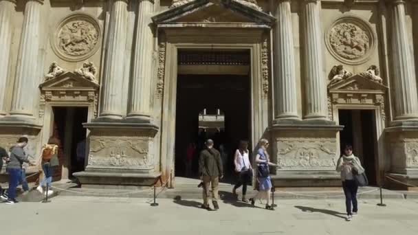 Granada, Andalucía, España - 15 de abril de 2016: Catedral de Granada — Vídeos de Stock