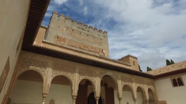 Granada, Andalusië, Spanje - 17 April 2016: Alhambra Paleis en Fort complex gelegen in Granada — Stockvideo