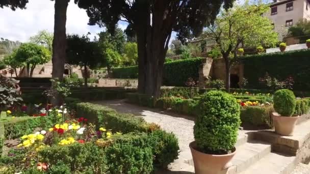 Granada, Endülüs, İspanya - 17 Nisan 2016: Alhambra ve Santa Maria Kilisesi — Stok video