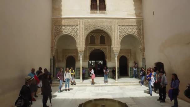 Granada, Endülüs, İspanya - 17 Nisan 2016: Alhambra palace ve Granada içinde yer alan kale karmaşık — Stok video