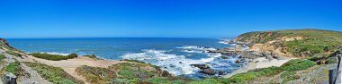 Rota 1, California, ABD: nefes kesen manzarası, Pasifik Okyanusu, sis ve Big Sur, Central Coast, California, Amerika Birleşik Devletleri'nin en popüler turistik yerlerinden biri bir bölgesi bitki örtüsü 