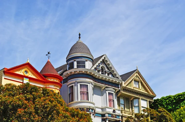 San Francisco, California: una fila de coloridas y perfectamente conservadas casas históricas eduardianas y victorianas — Foto de Stock