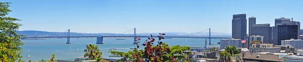 San Francisco: panorámás kilátás nyílik a Bay Bridge, a San Francisco-Oakland Bay hidakon, a belváros látképe — Stock Fotó