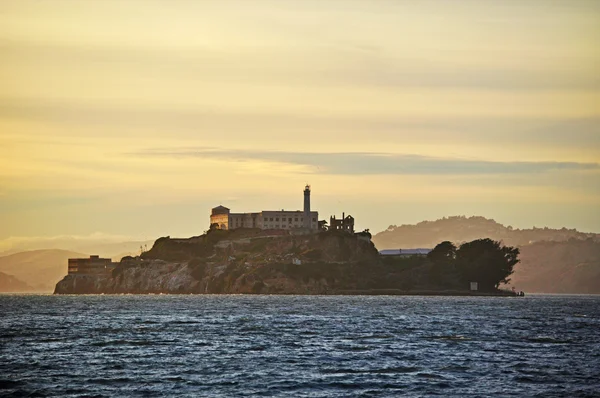 San Francisco, California, Usa: weergave van het eiland Alcatraz in de San Francisco Bay bij zonsondergang — Stockfoto