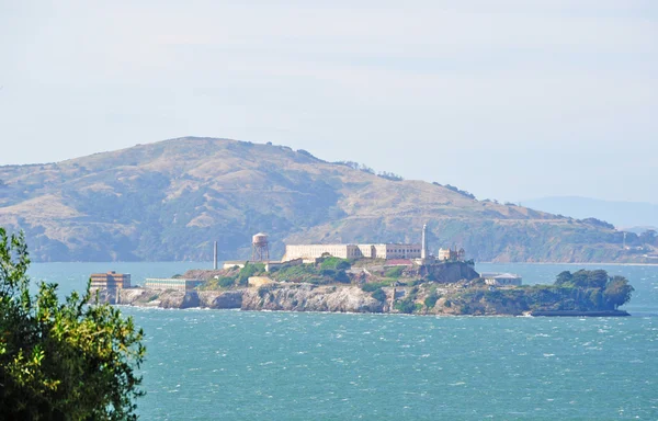 San Francisco, California, Usa: weergave van het eiland Alcatraz in de San Francisco Bay — Stockfoto