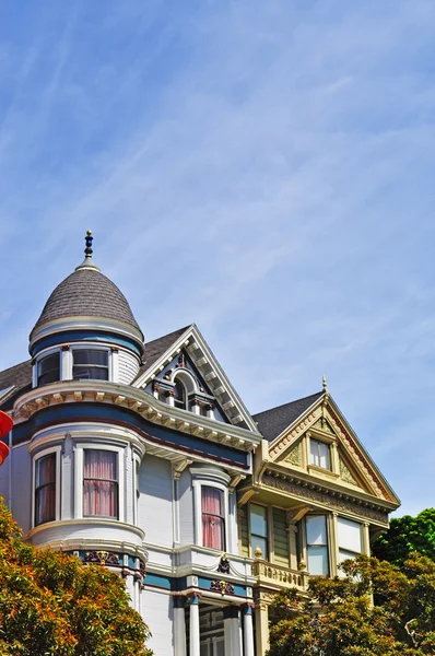 San Francisco, Californië: een rij van kleurrijk en perfect bewaard gebleven historische Edwardian en Victoriaanse huizen — Stockfoto