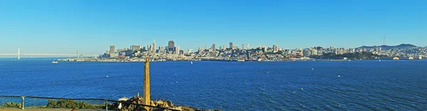 San Francisco: Skyline i Zatoka San Francisco widziana z wyspy Alcatraz — Zdjęcie stockowe