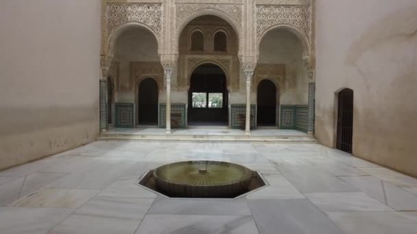 Granada, Endülüs, İspanya - 17 Nisan 2016: Alhambra palace ve Granada içinde yer alan kale karmaşık — Stok video