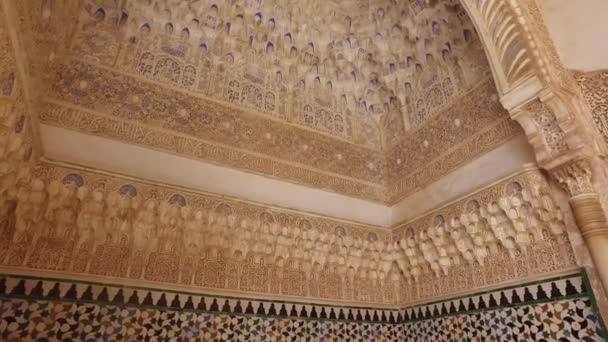 Granada, Endülüs, İspanya - 17 Nisan 2016: Alhambra palace ve Granada içinde yer alan kale karmaşık — Stok video