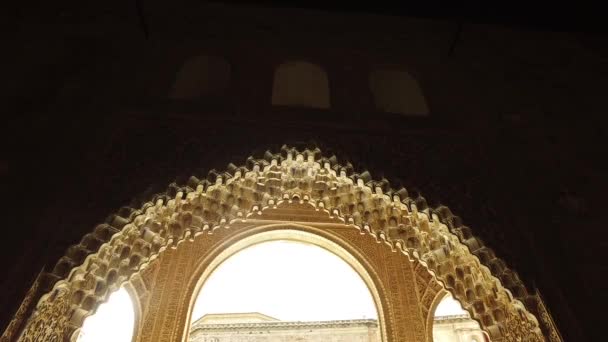 Granada, Andalusia, Spagna - 17 aprile 2016: Palazzo Alhambra e complesso fortificato situato a Granada — Video Stock