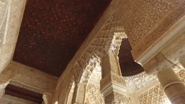 Granada, Endülüs, İspanya - 17 Nisan 2016: Alhambra palace ve Granada içinde yer alan kale karmaşık — Stok video