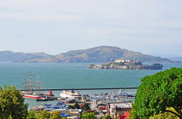 San Francisco, California, Usa: weergave van het eiland Alcatraz in de San Francisco Bay — Stockfoto