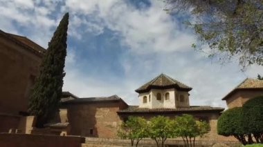 Granada, Endülüs, İspanya - 17 Nisan 2016: Alhambra, bitkiler ağaçlar, bahçeleri, yapısı, tarihi binalar 