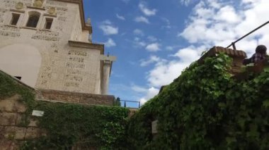 Granada, Endülüs, İspanya - 17 Nisan 2016: Alhambra, kilise Santa Maria de la Alhambra ve v. Charles Sarayı 