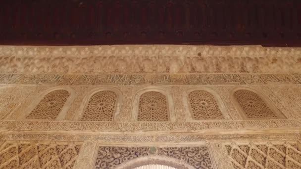 Granada, Andalusie, Španělsko - 17 dubna 2016: Alhambra palác a pevnost komplex se nachází v Granadě — Stock video