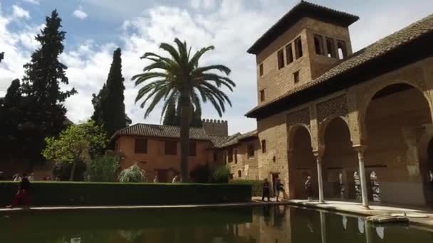 Granada, Andalusia, Spagna - 17 aprile 2016: Alhambra, piante alberi, giardini, struttura, edifici storici — Video Stock