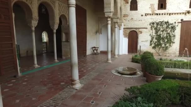 Granada, Andalucía, España - 17 de abril de 2016: Palacio de la Alhambra y complejo de fortalezas situado en Granada — Vídeos de Stock