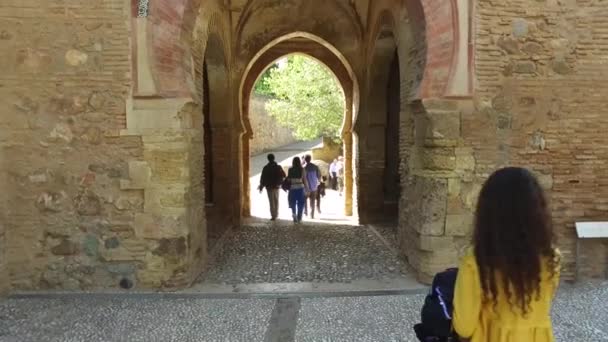 Granada, Andaluzia, Espanha - 17 de abril de 2016: muralhas da fortaleza de Alhambra e porta de entrada — Vídeo de Stock