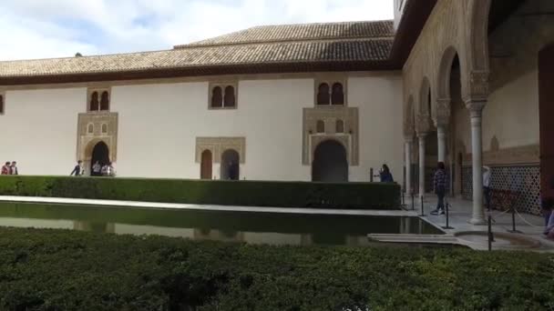 Granada, Andalusië, Spanje - 17 April 2016: Alhambra Paleis en Fort complex gelegen in Granada — Stockvideo