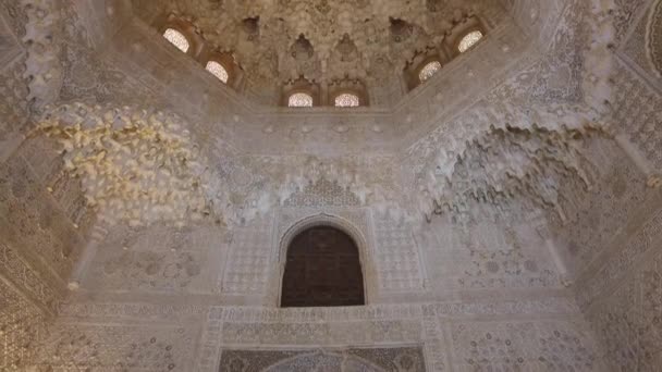Гранада, Андалусия, Испания - 17 апреля 2016 года: дворцово-крепостной комплекс Альгамбра, расположенный в Гранаде — стоковое видео