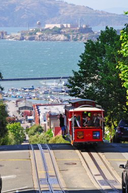 San Francisco: arka planda Alcatraz ada ile Hyde Street raylar üzerinde bir teleferik
