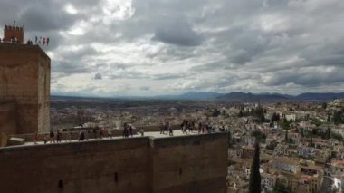 Granada, Endülüs, İspanya - 17 Nisan 2016: Alhambra, Endülüs kale saraylar ve konut kompleksi ve panoramik manzaralarını sunan Granada şehir 