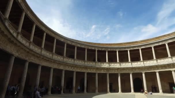 Granada, Andaluzia, Espanha - 17 de abril de 2016: Palácio de Alhambra de Carlos V — Vídeo de Stock