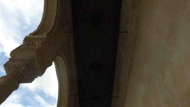 Γρανάδα, Ανδαλουσία, Ισπανία - 17 Απριλίου 2016: Παλάτι της Αλάμπρα και οχυρό συγκρότημα που βρίσκεται στην Γρανάδα — Αρχείο Βίντεο