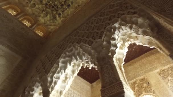 Granada, Andaluzia, Espanha - 17 de abril de 2016: Alhambra palácio e fortaleza complexo localizado em Granada — Vídeo de Stock