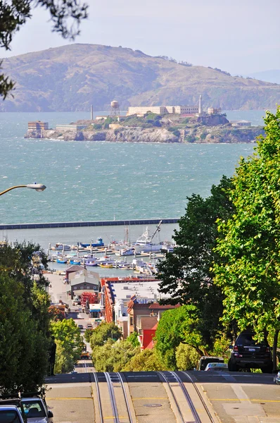 San Francisco: kabelbaan rails in Hyde straat met Alcatraz island op de achtergrond — Stockfoto