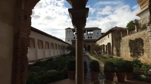 Granada, Andaluzia, Espanha - 17 de abril de 2016: Alhambra Palace e Generalife gardens (Ultra High Definition, UltraHD, Ultra HD, UHD, 4K, 2160P, 3840x2160 ) — Vídeo de Stock