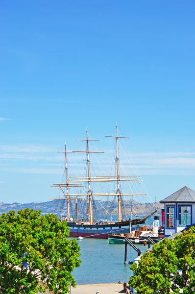 San Francisco, États-Unis : un voilier à East Harbor à Fisherman's Wharf — Photo