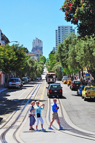 San Francisco: teleférico sobre raíles en Hyde Street en Fisherman 's Wharf —  Fotos de Stock