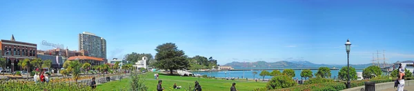 San Francisco, California, Usa: Fort Mason Park és a Ghirardelli Ice Cream és a csokoládé vásárolhatnak a Fisherman's Wharf látképe — Stock Fotó