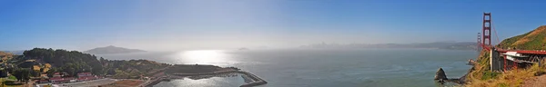 San Francisco, California, Usa: Sausalito skyline and panoramic view of the Golden Gate Bridge — Stock Photo, Image