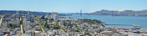 San Francisco, Californie, États-Unis : vue panoramique sur les toits de la ville et le Golden Gate Bridge, inauguré en 1936, symbole de la ville de San Francisco dans le monde — Photo